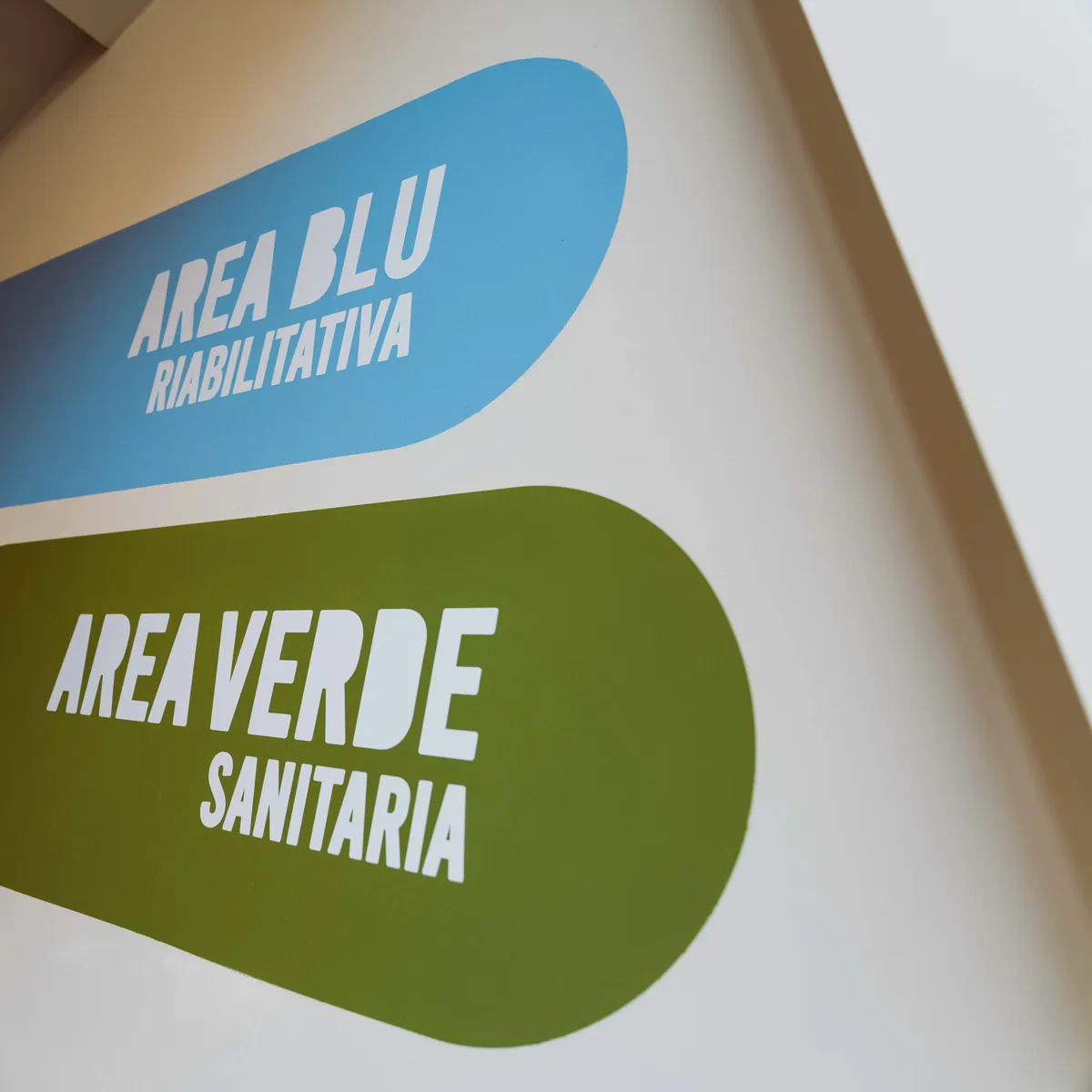 La segnaletica delle due aree, blu e verde